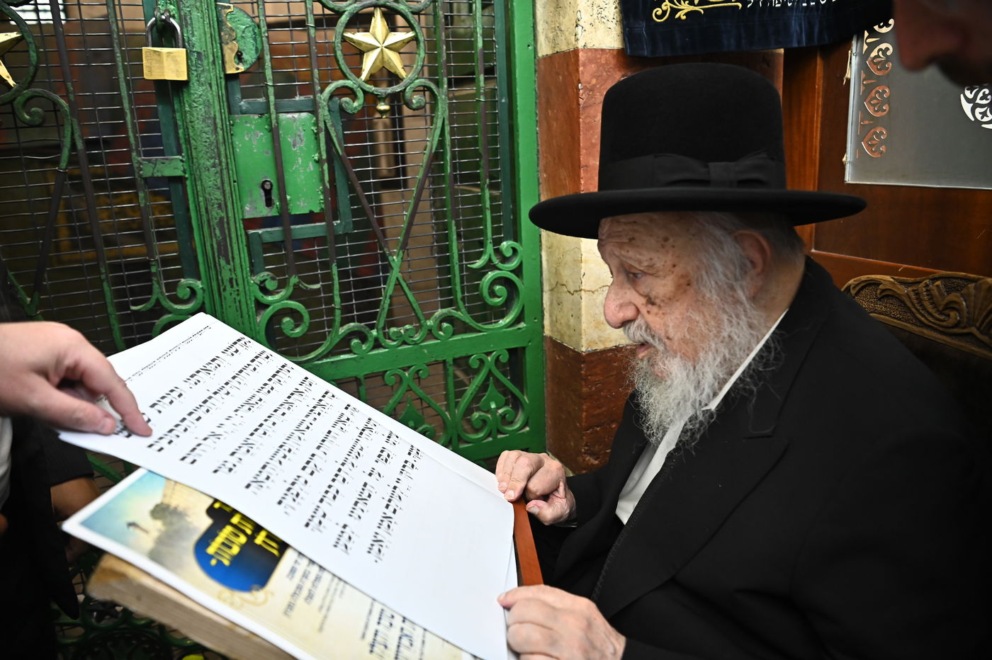 הגרב"ד פוברסקי בתפילה במערת המכפלה בחברון