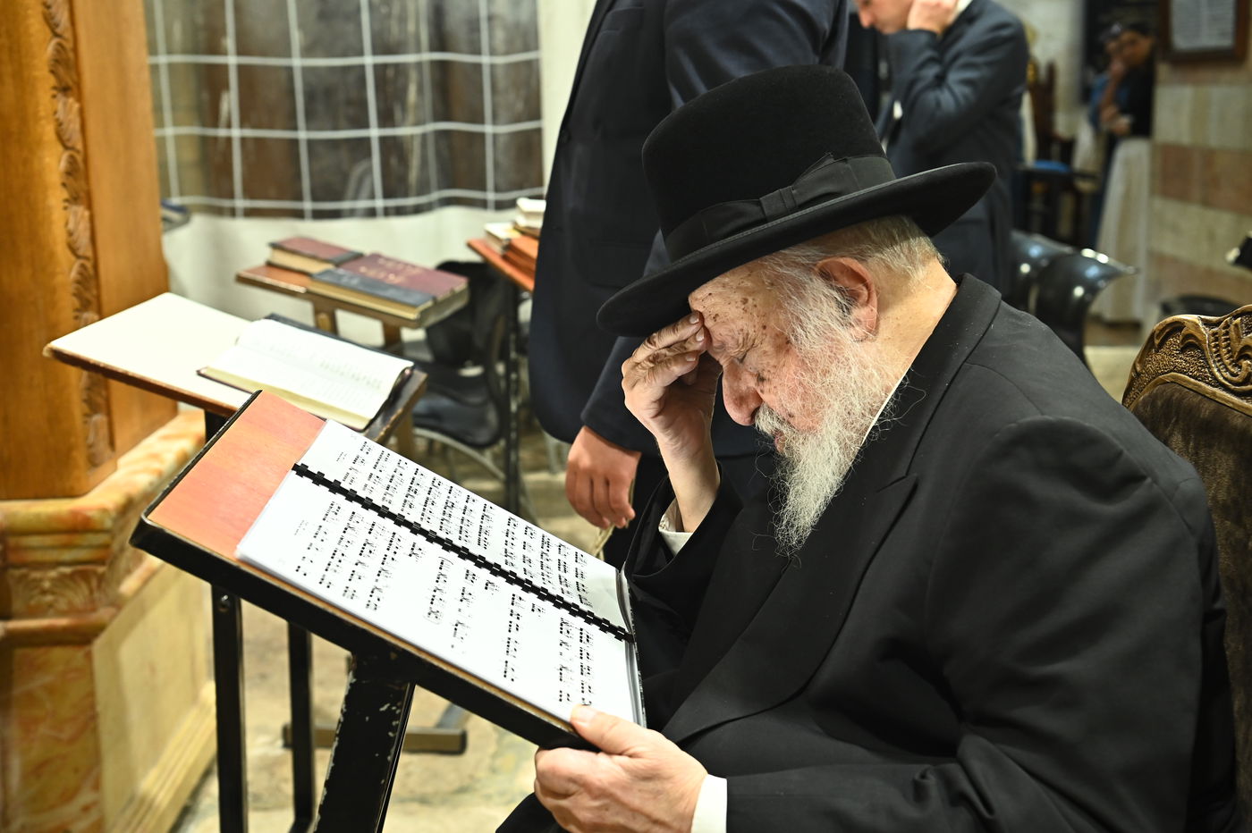 הגרב"ד פוברסקי בתפילה במערת המכפלה בחברון