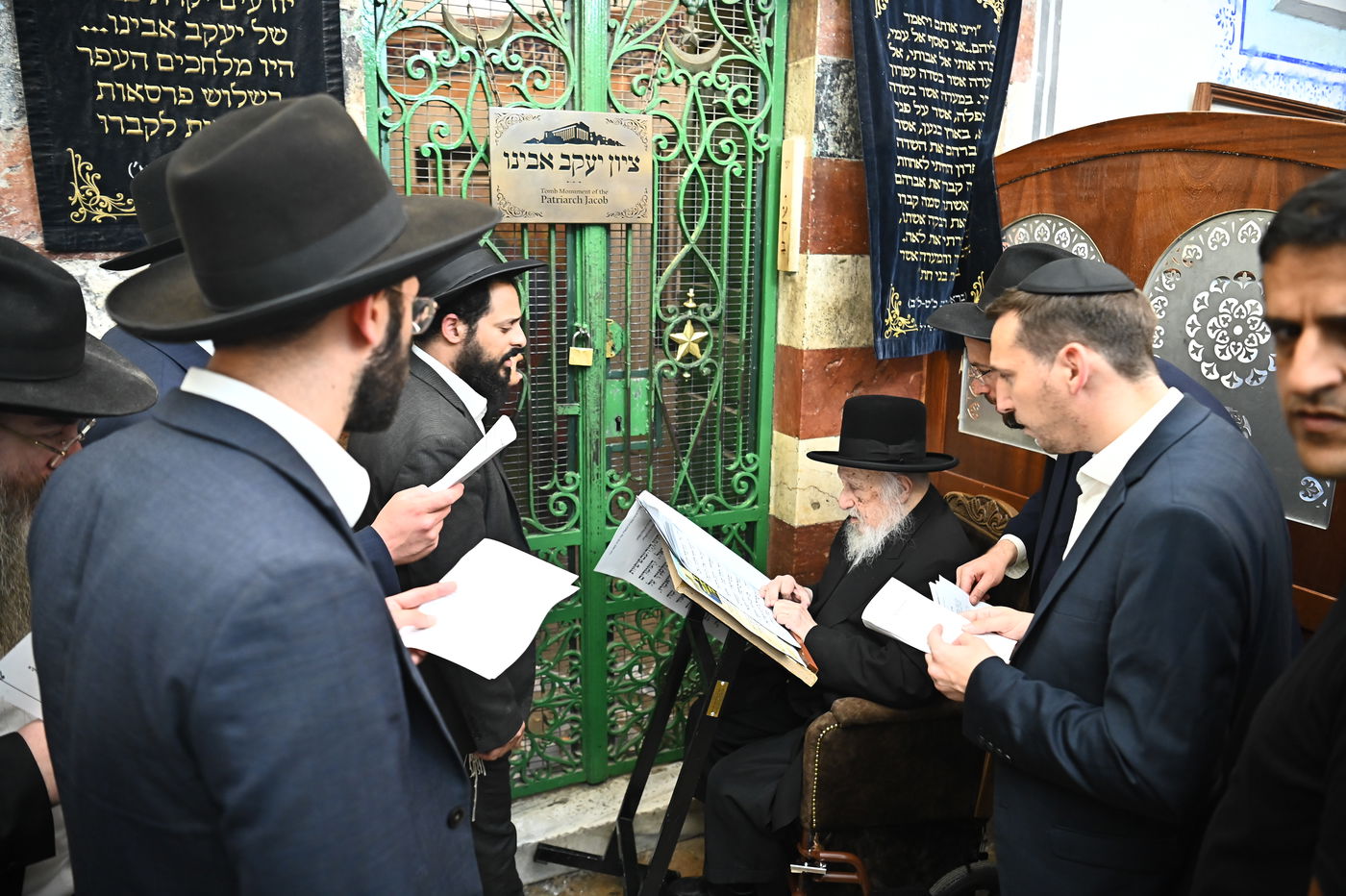 הגרב"ד פוברסקי בתפילה במערת המכפלה בחברון