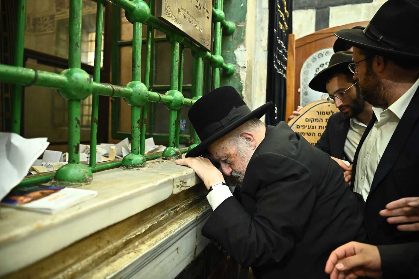 הגרב"ד פוברסקי בתפילה במערת המכפלה בחברון