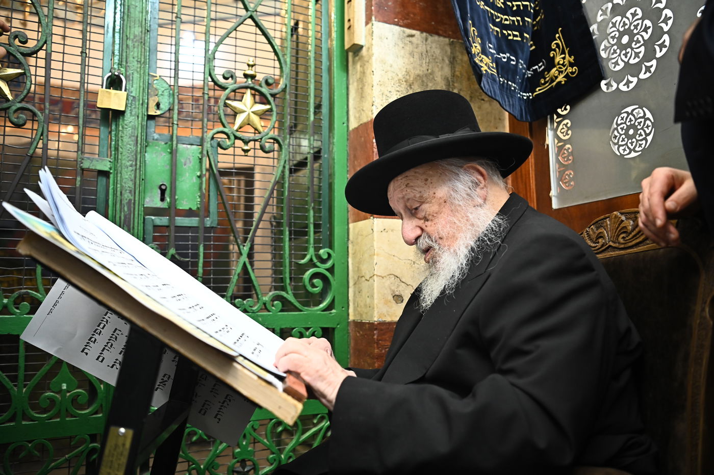 הגרב"ד פוברסקי בתפילה במערת המכפלה בחברון