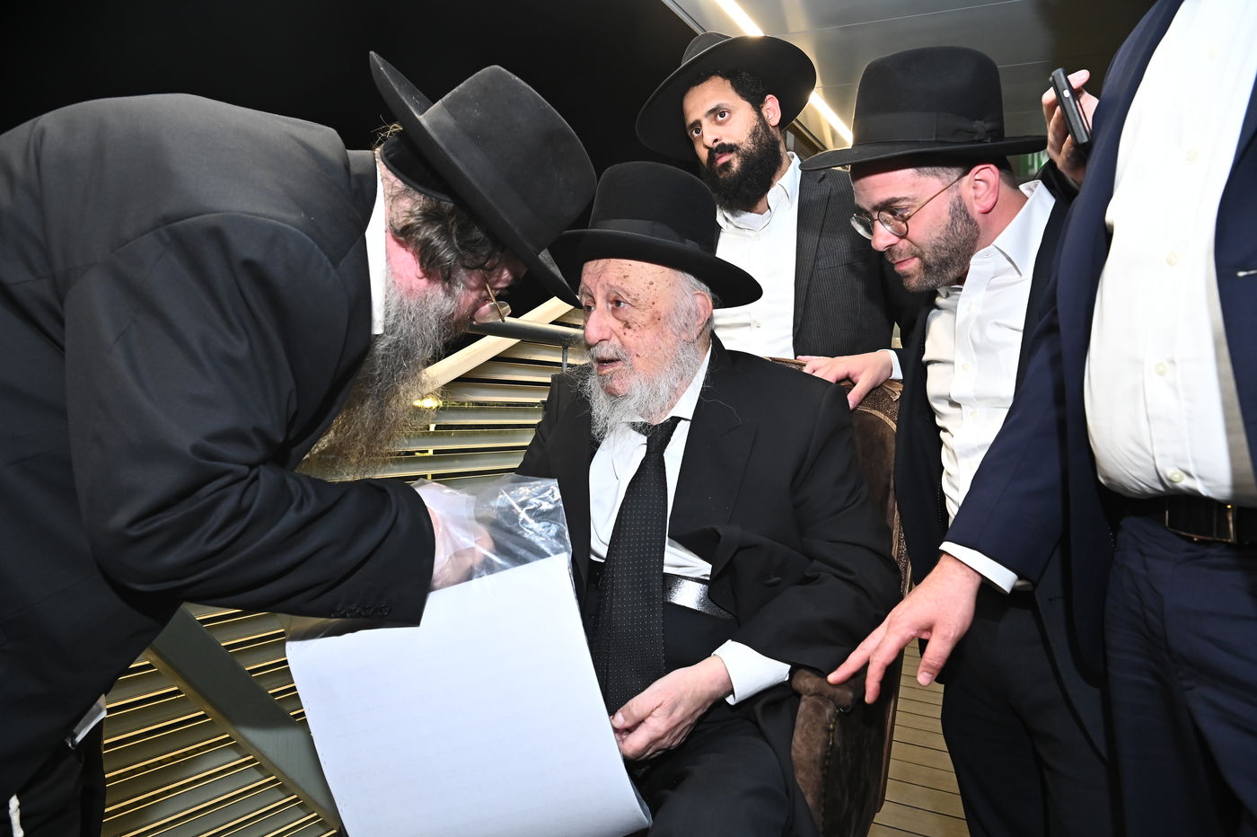 הגרב"ד פוברסקי בתפילה במערת המכפלה בחברון