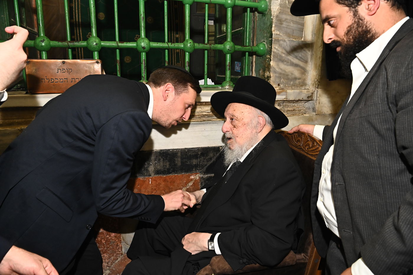 הגרב"ד פוברסקי בתפילה במערת המכפלה בחברון