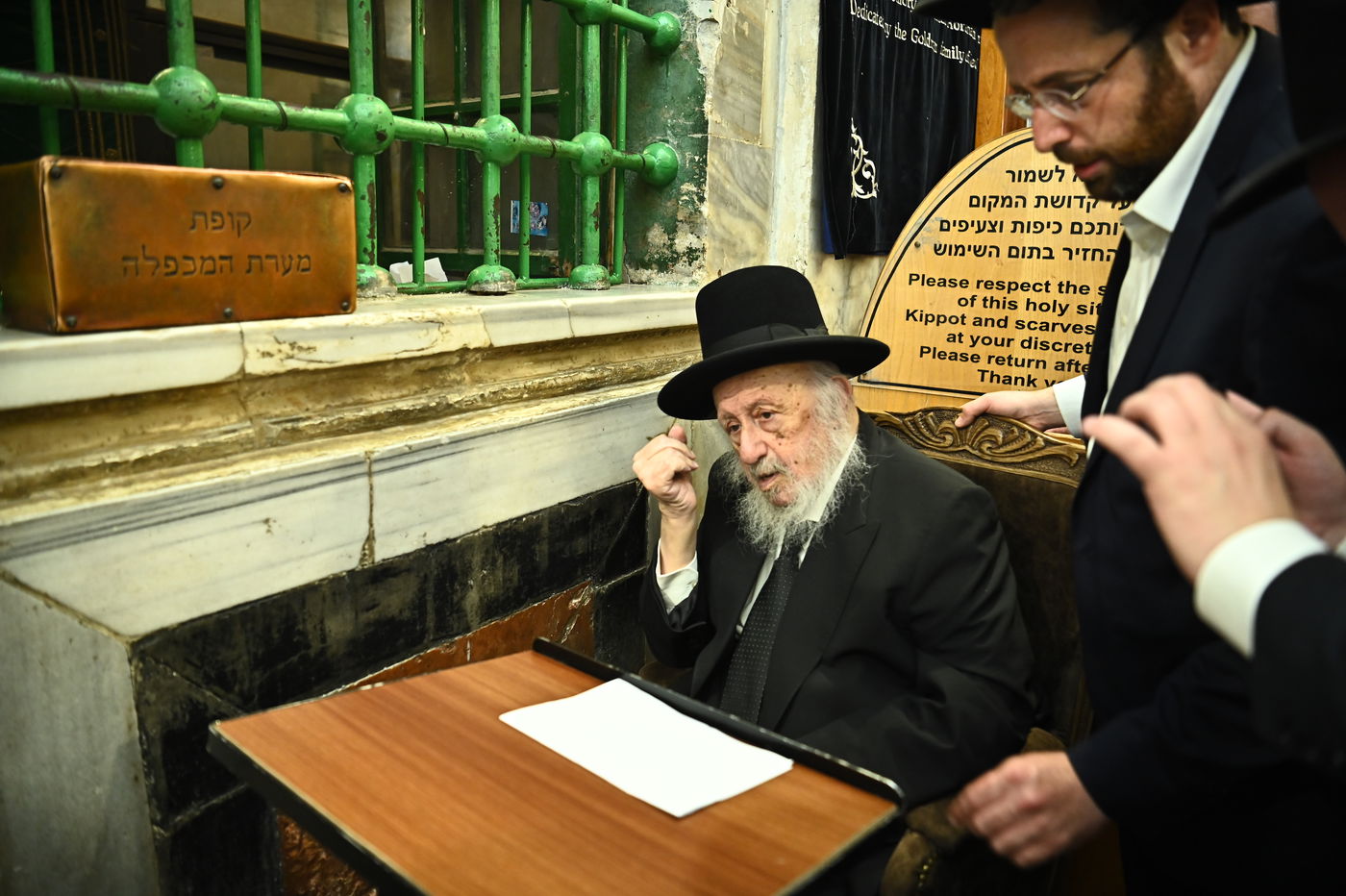 הגרב"ד פוברסקי בתפילה במערת המכפלה בחברון