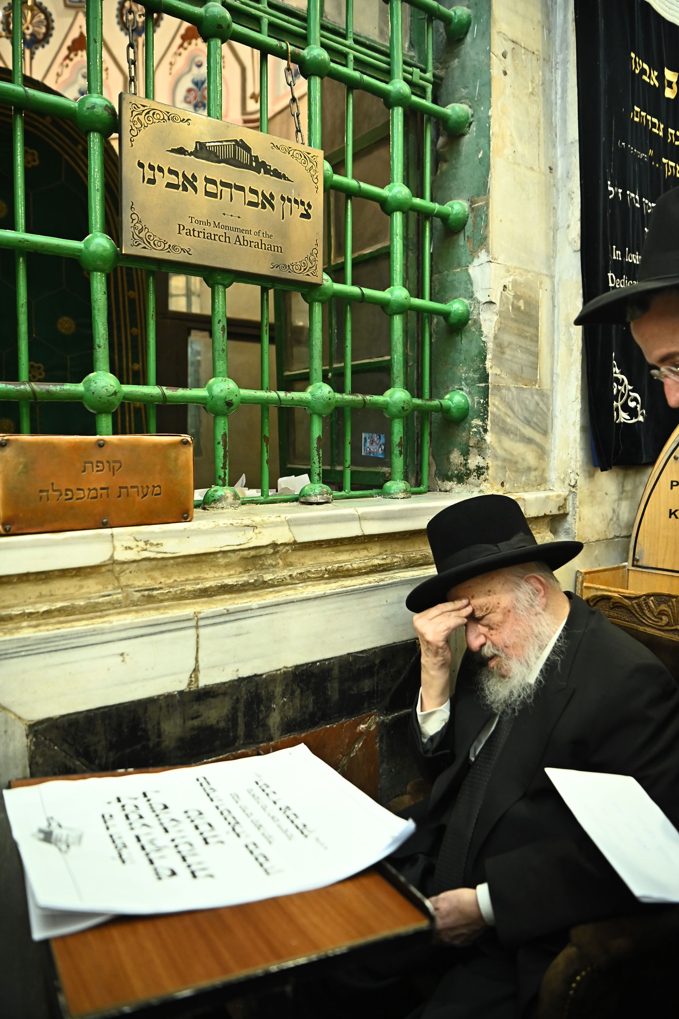 הגרב"ד פוברסקי בתפילה במערת המכפלה בחברון