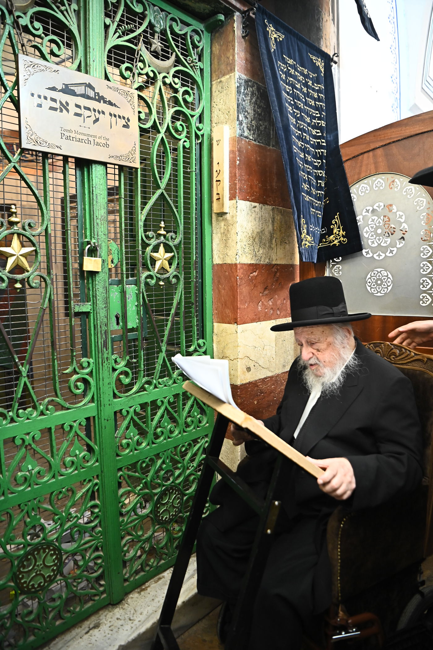 הגרב"ד פוברסקי בתפילה במערת המכפלה בחברון