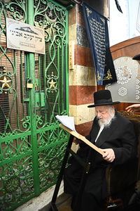 הגרב"ד פוברסקי בתפילה במערת המכפלה בחברון