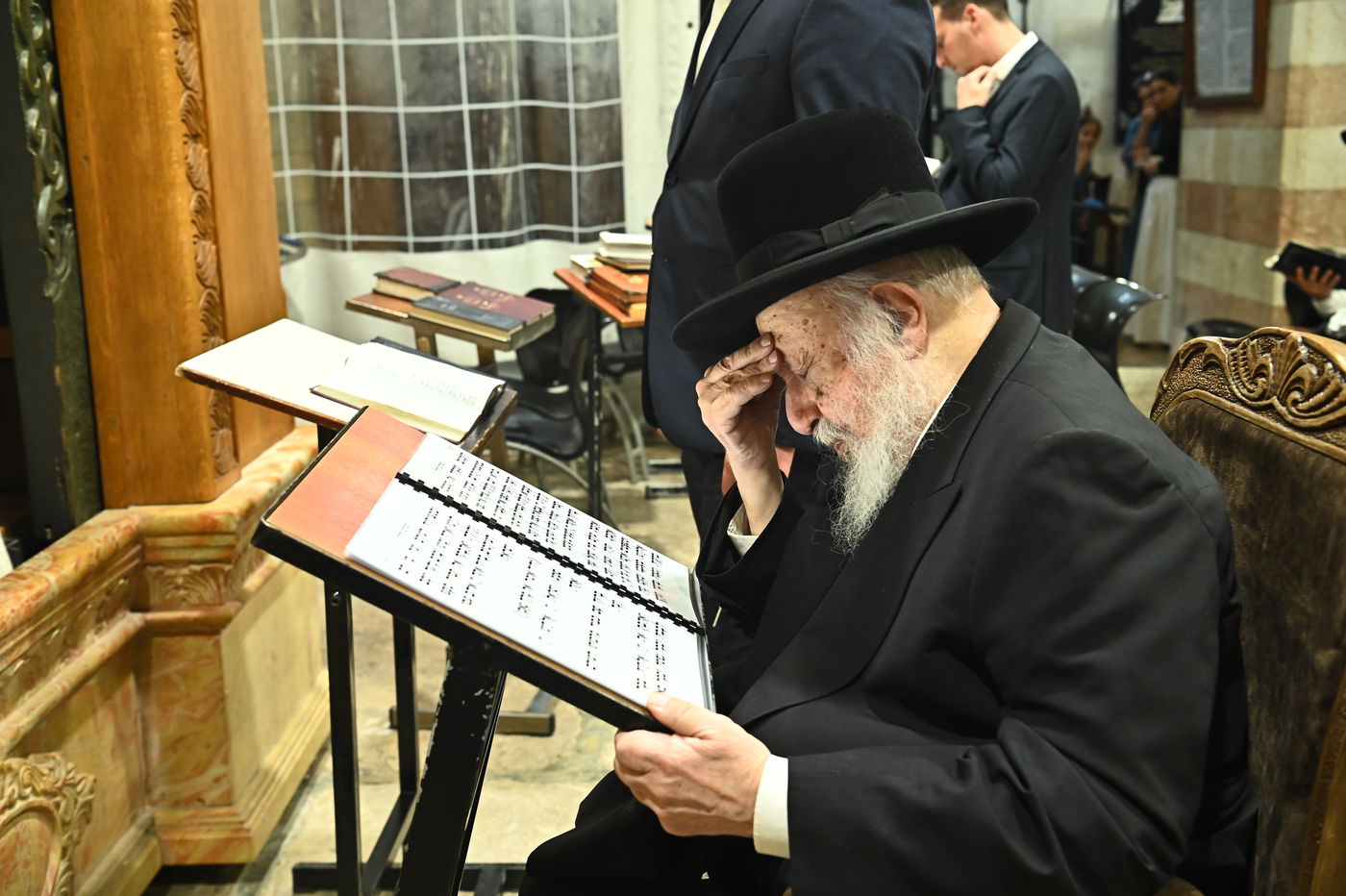 הגרב"ד פוברסקי בתפילה במערת המכפלה בחברון