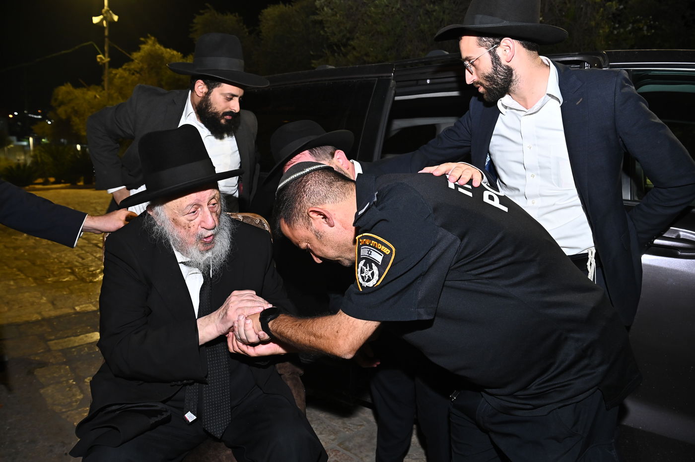 הגרב"ד פוברסקי בתפילה במערת המכפלה בחברון