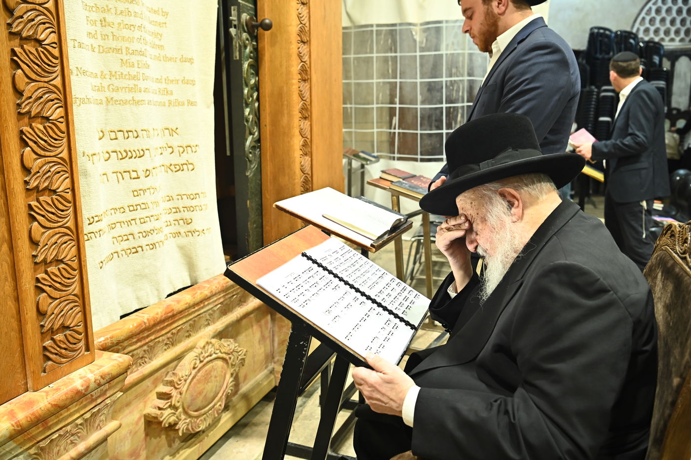 הגרב"ד פוברסקי בתפילה במערת המכפלה בחברון