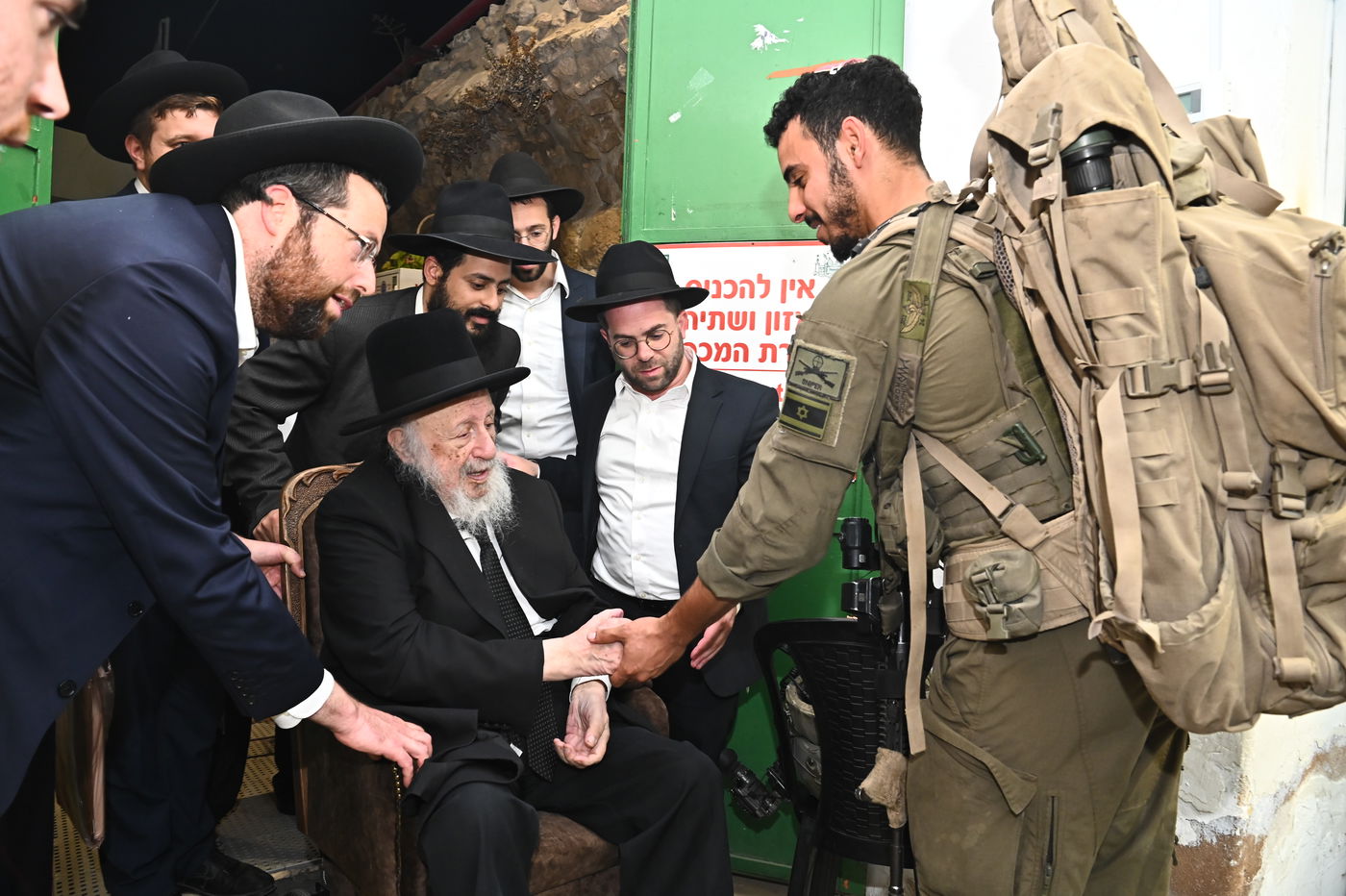 הגרב"ד פוברסקי בתפילה במערת המכפלה בחברון