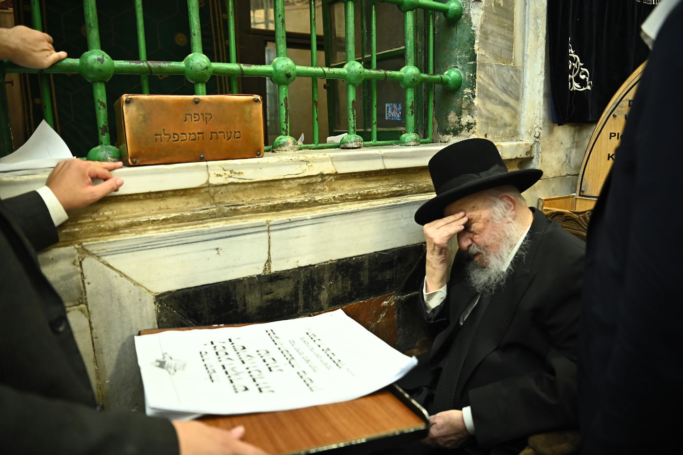 הגרב"ד פוברסקי בתפילה במערת המכפלה בחברון