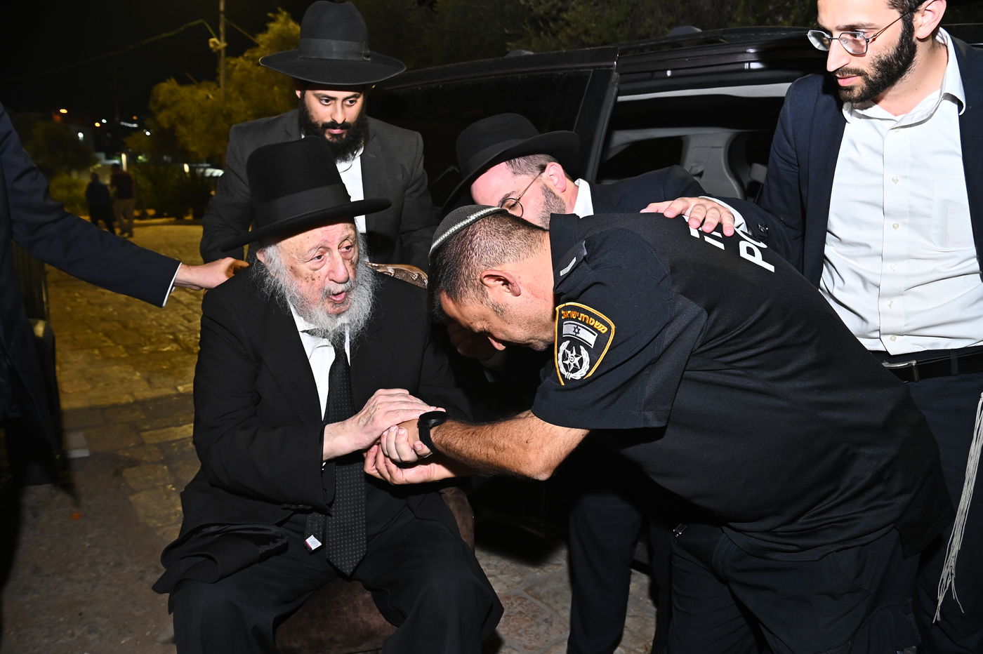 הגרב"ד פוברסקי בתפילה במערת המכפלה בחברון