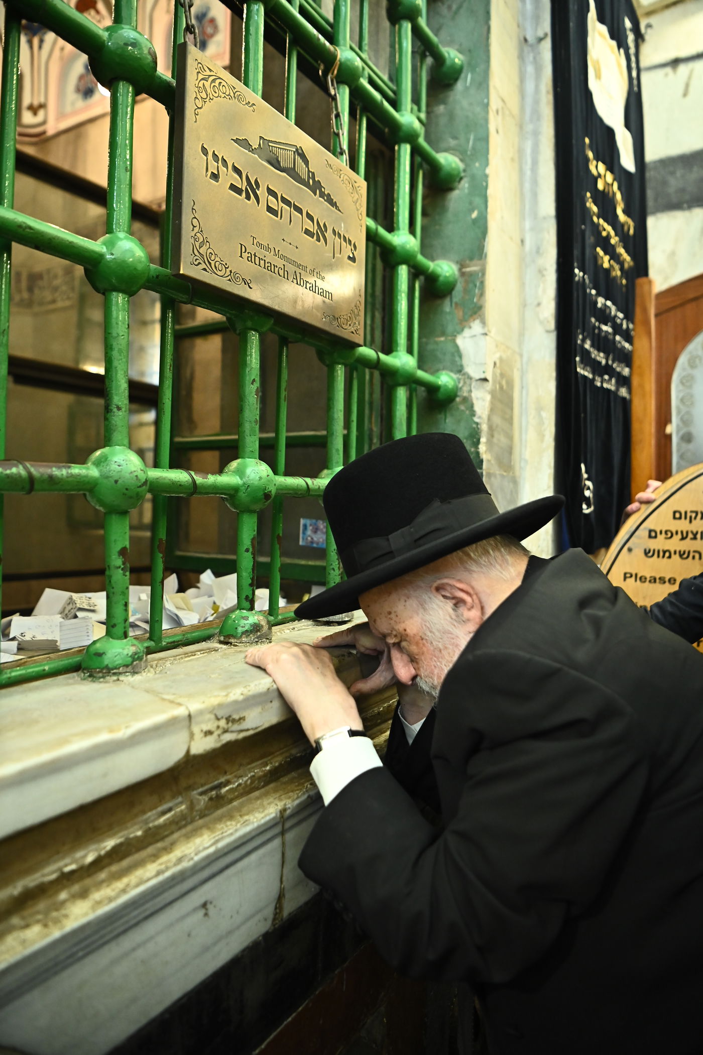 הגרב"ד פוברסקי בתפילה במערת המכפלה בחברון