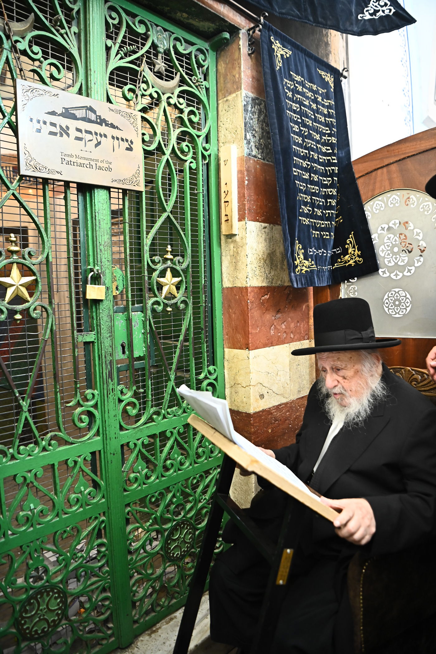 הגרב"ד פוברסקי בתפילה במערת המכפלה בחברון