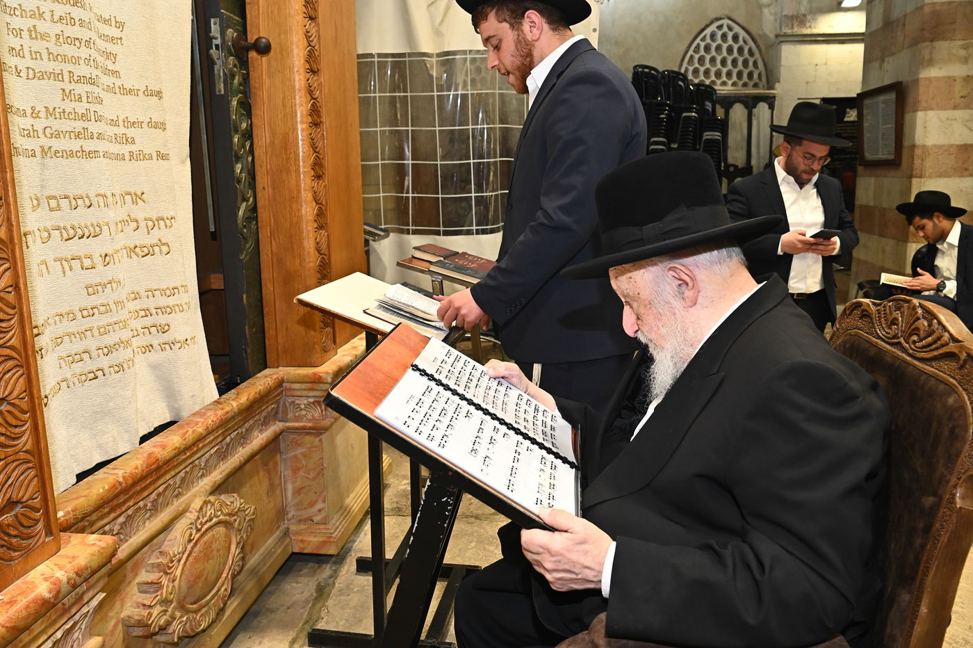 הגרב"ד פוברסקי בתפילה במערת המכפלה בחברון