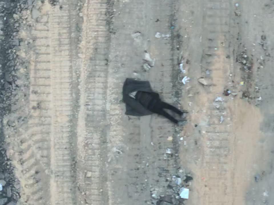 המחבל החמוש מסתתר תחת שמיכה