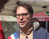 גרגורי מורו, סגן ראש העיר עם העכבר על כתפו