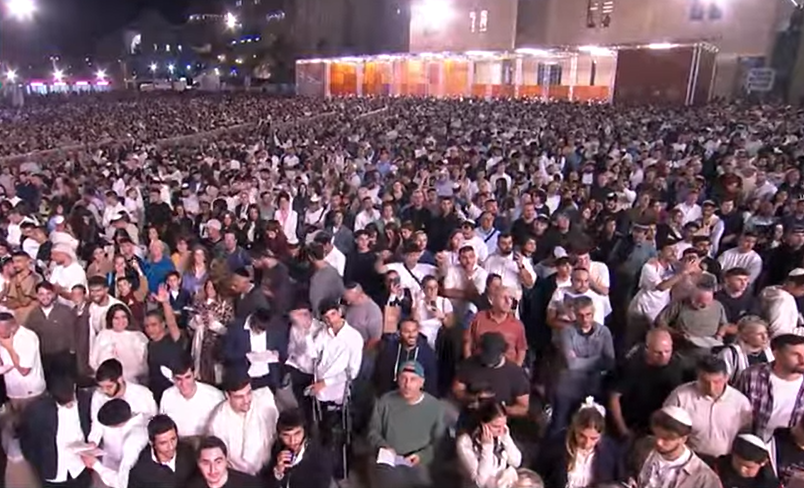 רבבות באמירת הסליחות האחרונות בכותל המערבי | הצטרפו לשידור החי