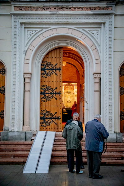 למרות גל השנאה והרדיפה: החגיגה היהודית המוחצנת בלב אירופה