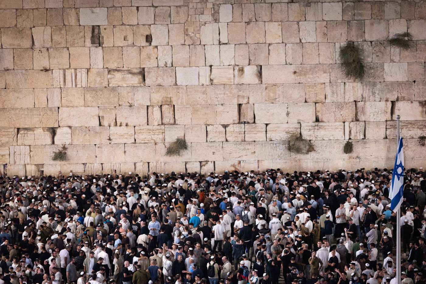יחד עם שורדי השבי: מעל מאה אלף מתפללים במעמד הסליחות המרכזי של ערב יום כיפור בכותל המערבי