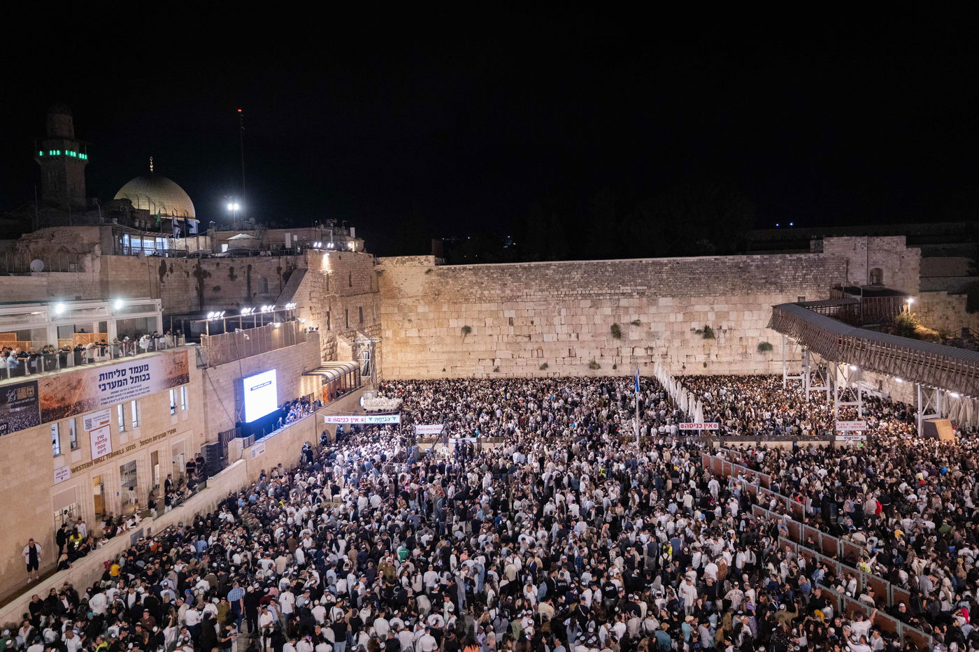 יחד עם שורדי השבי: מעל מאה אלף מתפללים במעמד הסליחות המרכזי של ערב יום כיפור בכותל המערבי