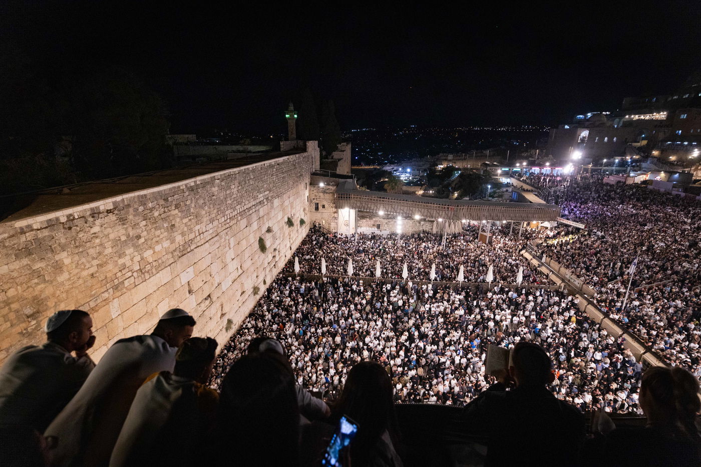 יחד עם שורדי השבי: מעל מאה אלף מתפללים במעמד הסליחות המרכזי של ערב יום כיפור בכותל המערבי