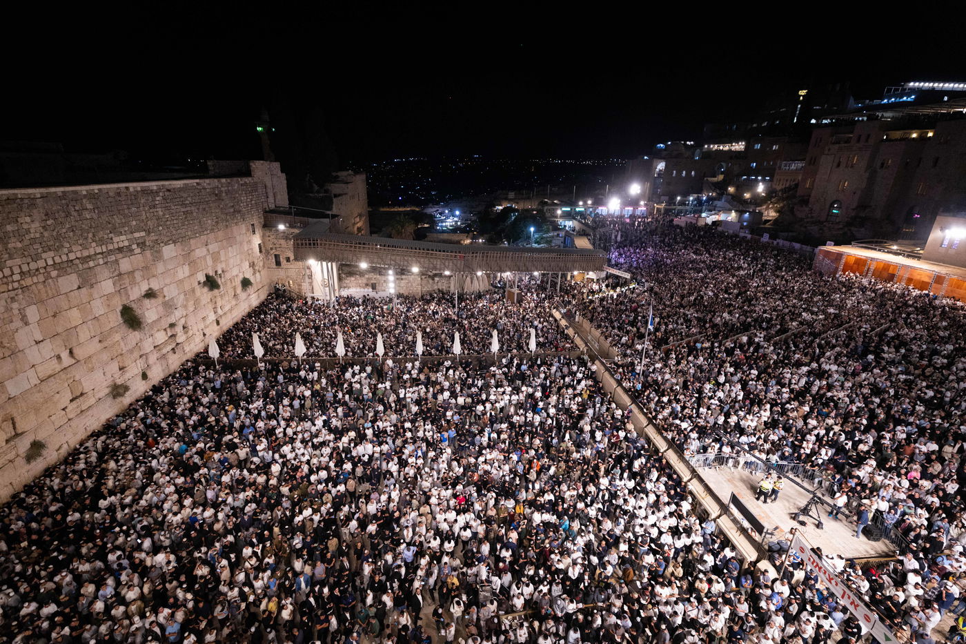 יחד עם שורדי השבי: מעל מאה אלף מתפללים במעמד הסליחות המרכזי של ערב יום כיפור בכותל המערבי