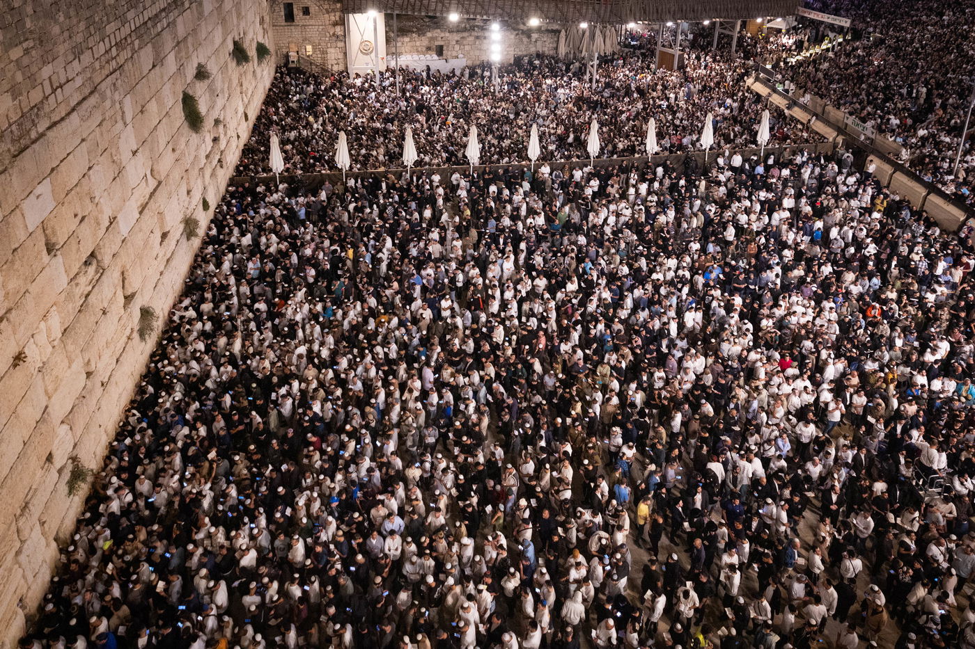יחד עם שורדי השבי: מעל מאה אלף מתפללים במעמד הסליחות המרכזי של ערב יום כיפור בכותל המערבי