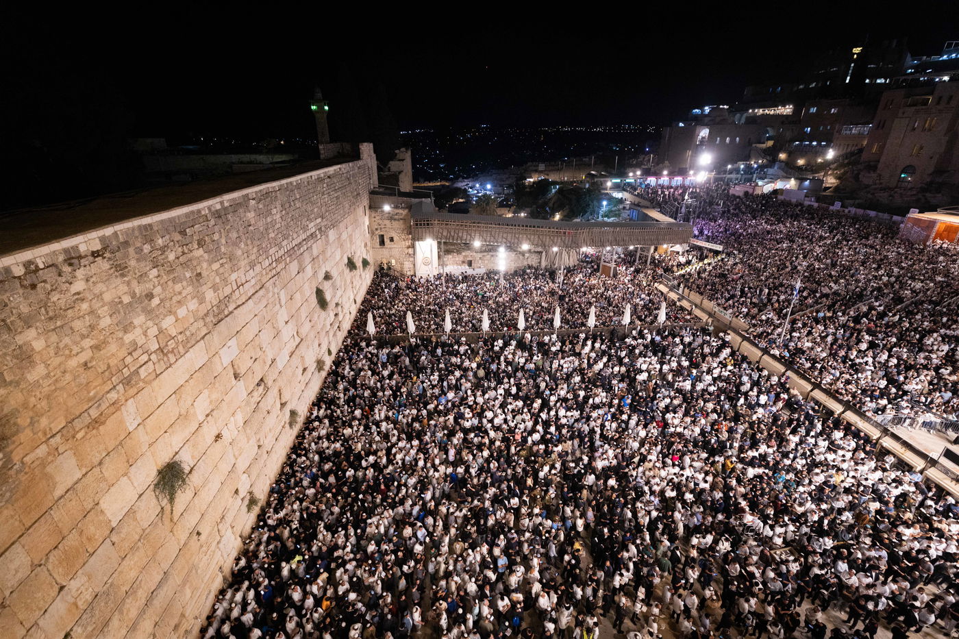 יחד עם שורדי השבי: מעל מאה אלף מתפללים במעמד הסליחות המרכזי של ערב יום כיפור בכותל המערבי