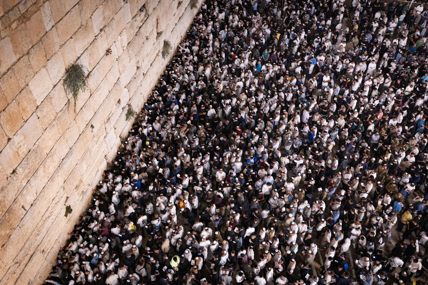 יחד עם שורדי השבי: מעל מאה אלף מתפללים במעמד הסליחות המרכזי של ערב יום כיפור בכותל המערבי