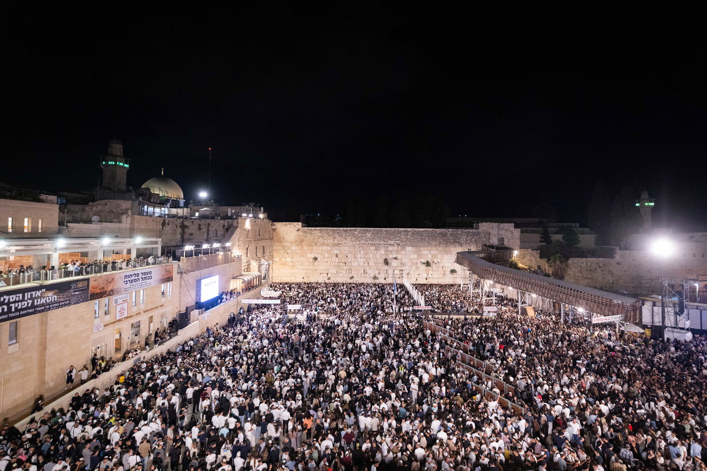 יחד עם שורדי השבי: מעל מאה אלף מתפללים במעמד הסליחות המרכזי של ערב יום כיפור בכותל המערבי