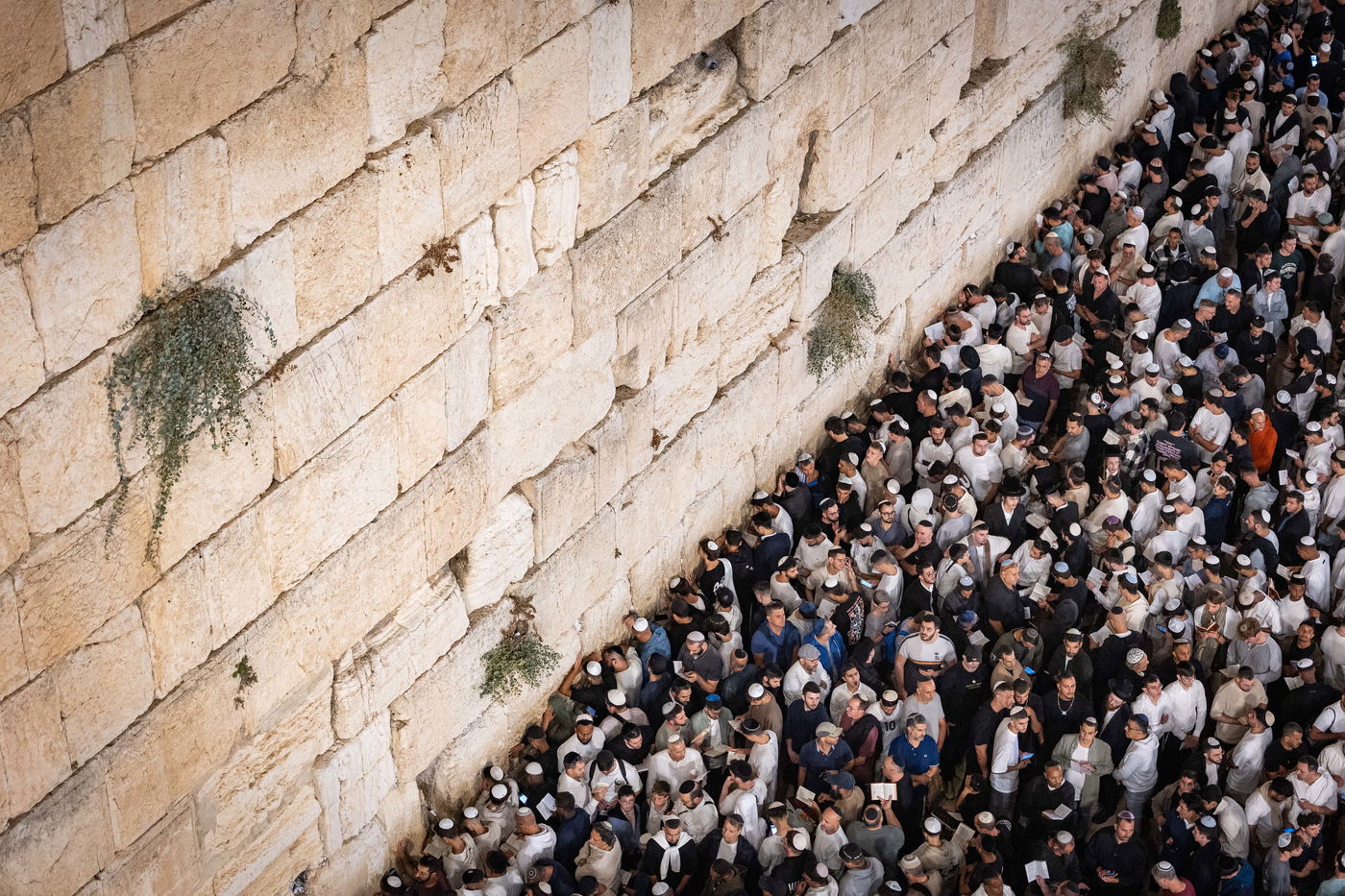 יחד עם שורדי השבי: מעל מאה אלף מתפללים במעמד הסליחות המרכזי של ערב יום כיפור בכותל המערבי