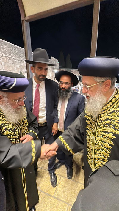 האחים הראשלצי"ם הגר"י והגר"ד יוסף בלחיצת ידיים בכותל