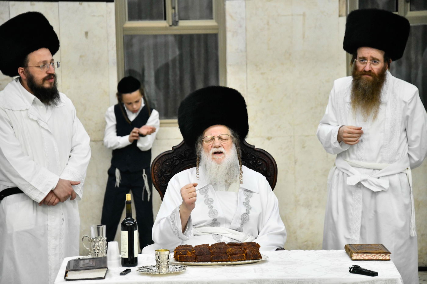 מוצאי יום כיפור בחצה"ק מודז'יץ