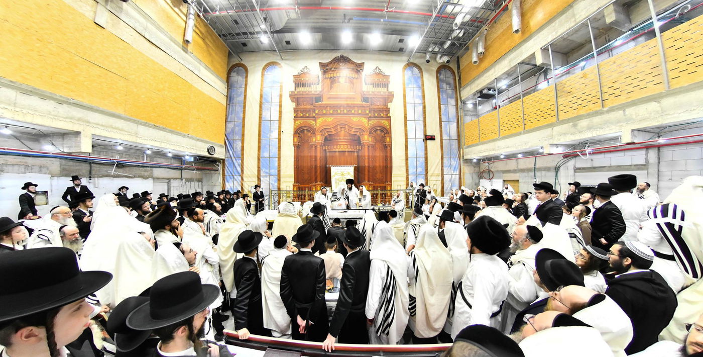 מוצאי יום כיפור בחצה"ק מודז'יץ