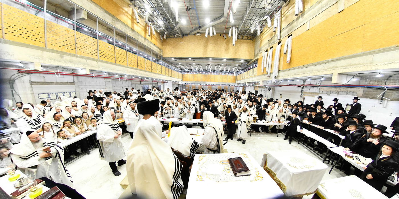 מוצאי יום כיפור בחצה"ק מודז'יץ