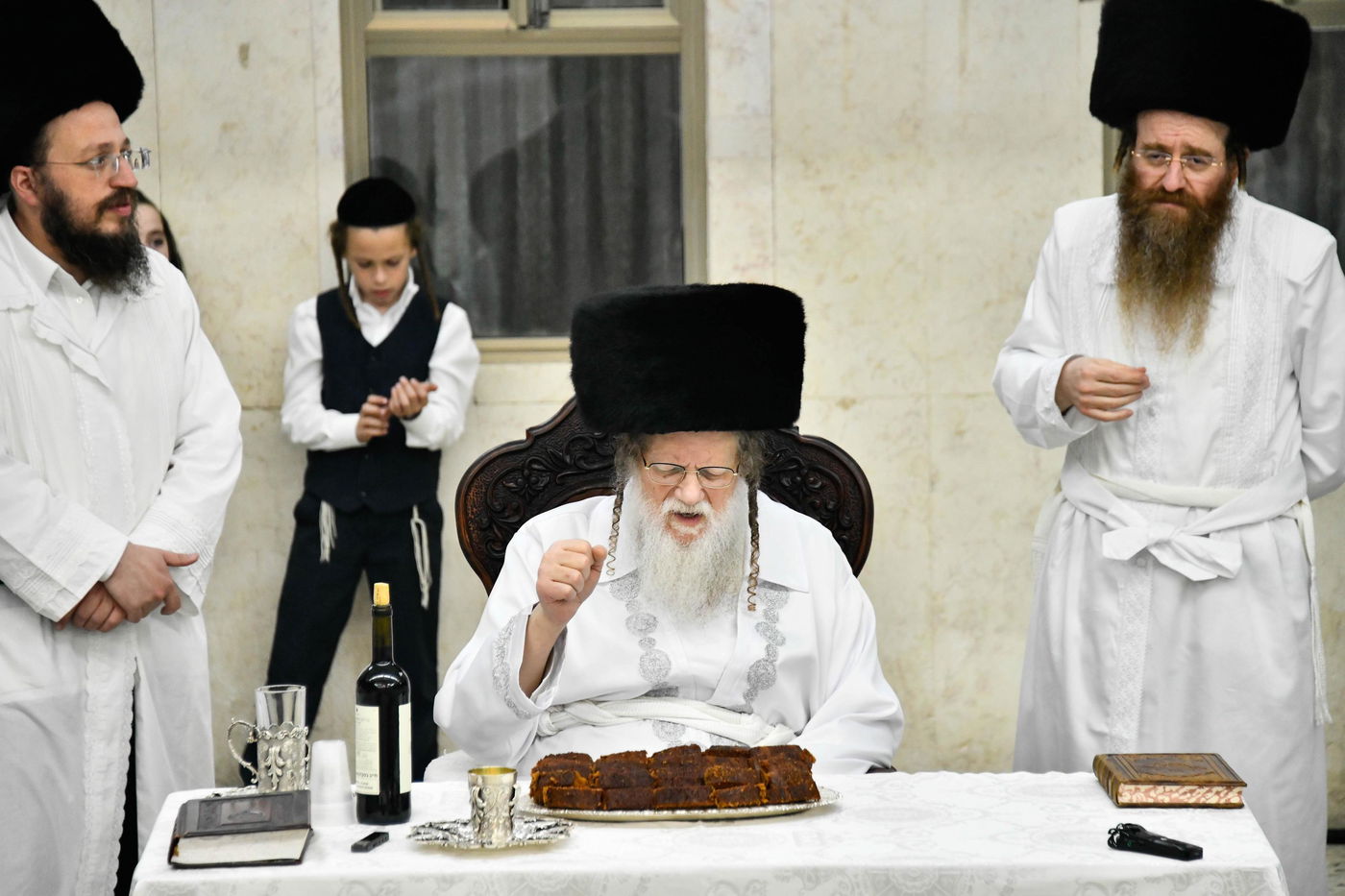 מוצאי יום כיפור בחצה"ק מודז'יץ