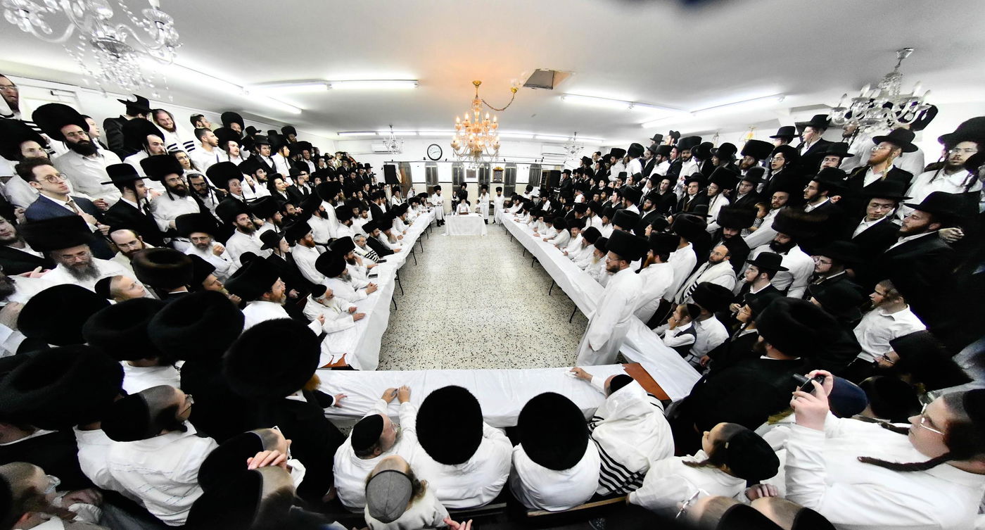 מוצאי יום כיפור בחצה"ק מודז'יץ