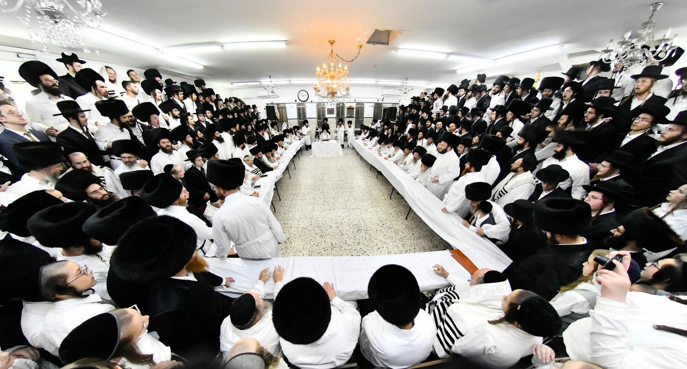 מוצאי יום כיפור בחצה"ק מודז'יץ