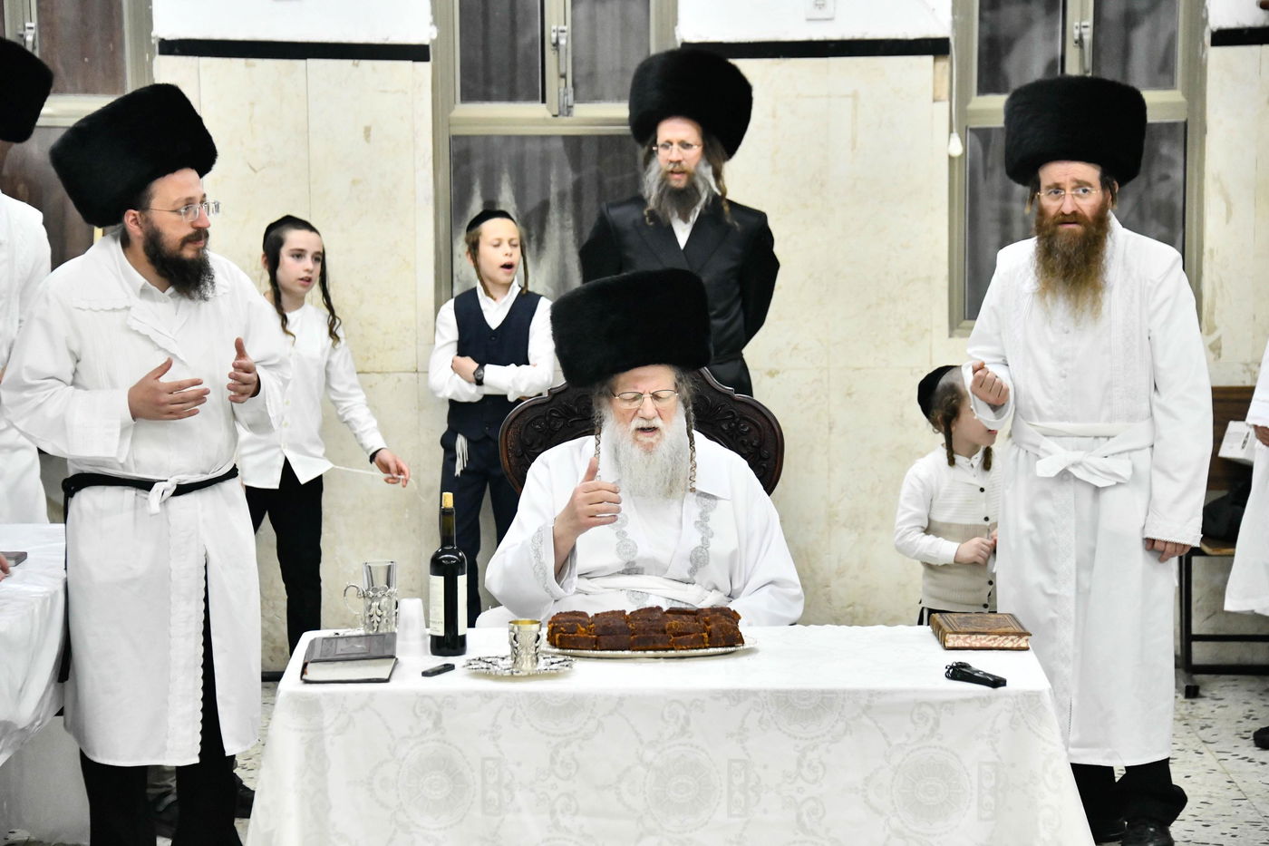 מוצאי יום כיפור בחצה"ק מודז'יץ