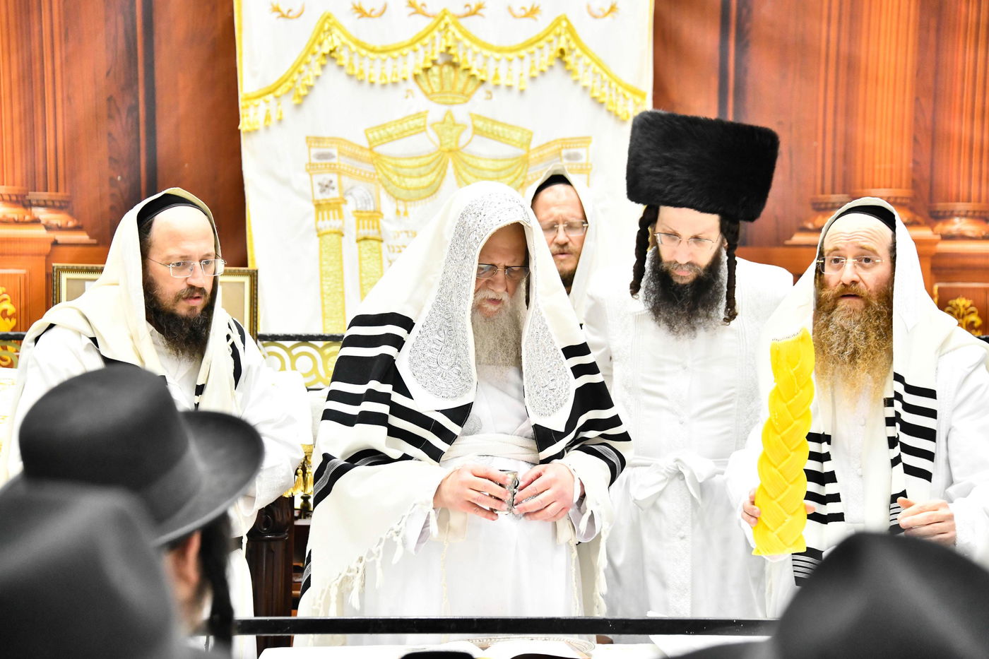 מוצאי יום כיפור בחצה"ק מודז'יץ