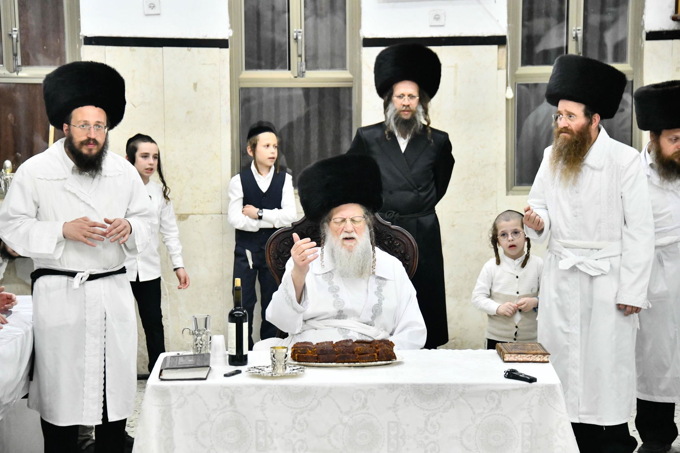 מוצאי יום כיפור בחצה"ק מודז'יץ