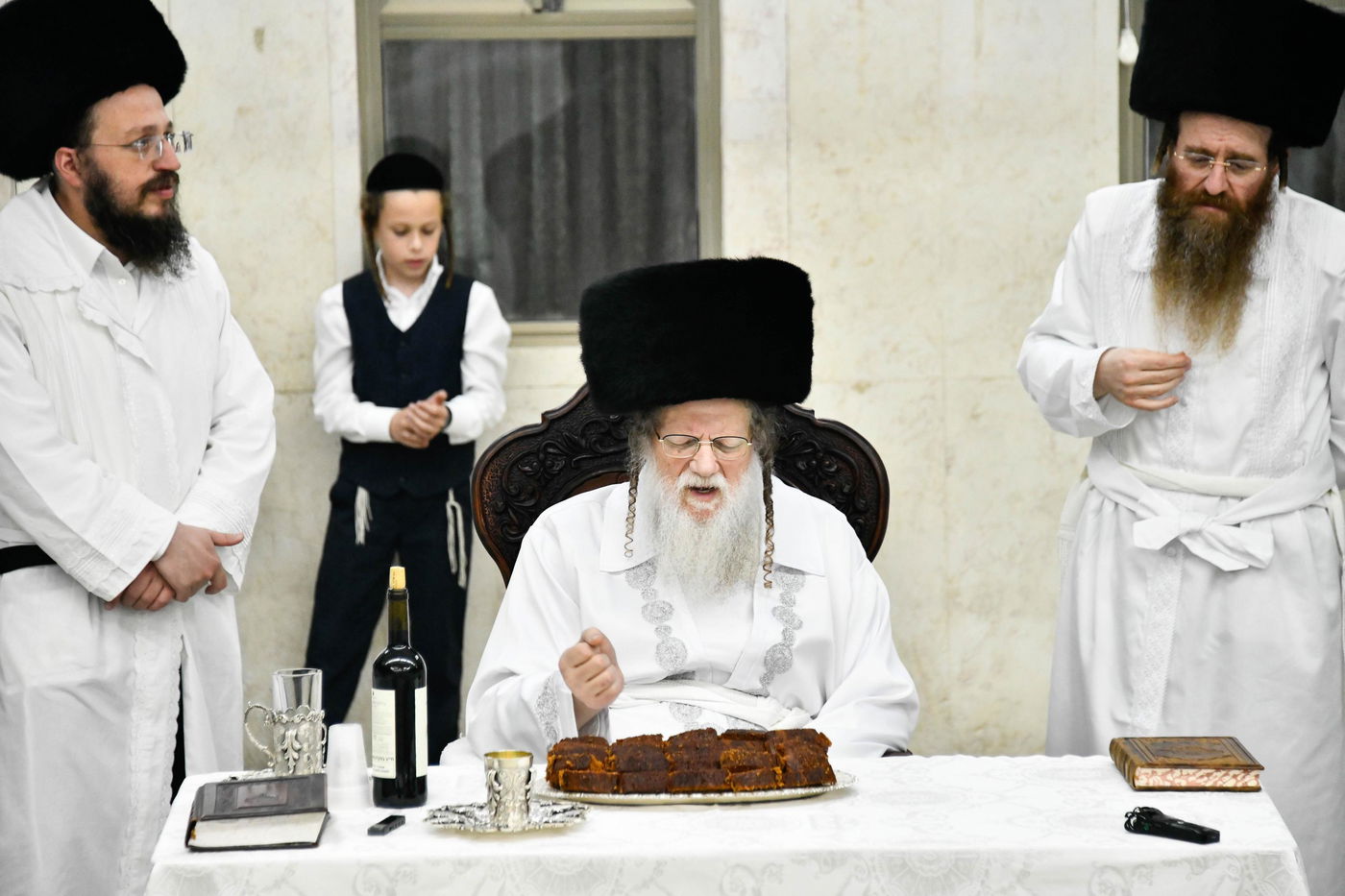 מוצאי יום כיפור בחצה"ק מודז'יץ