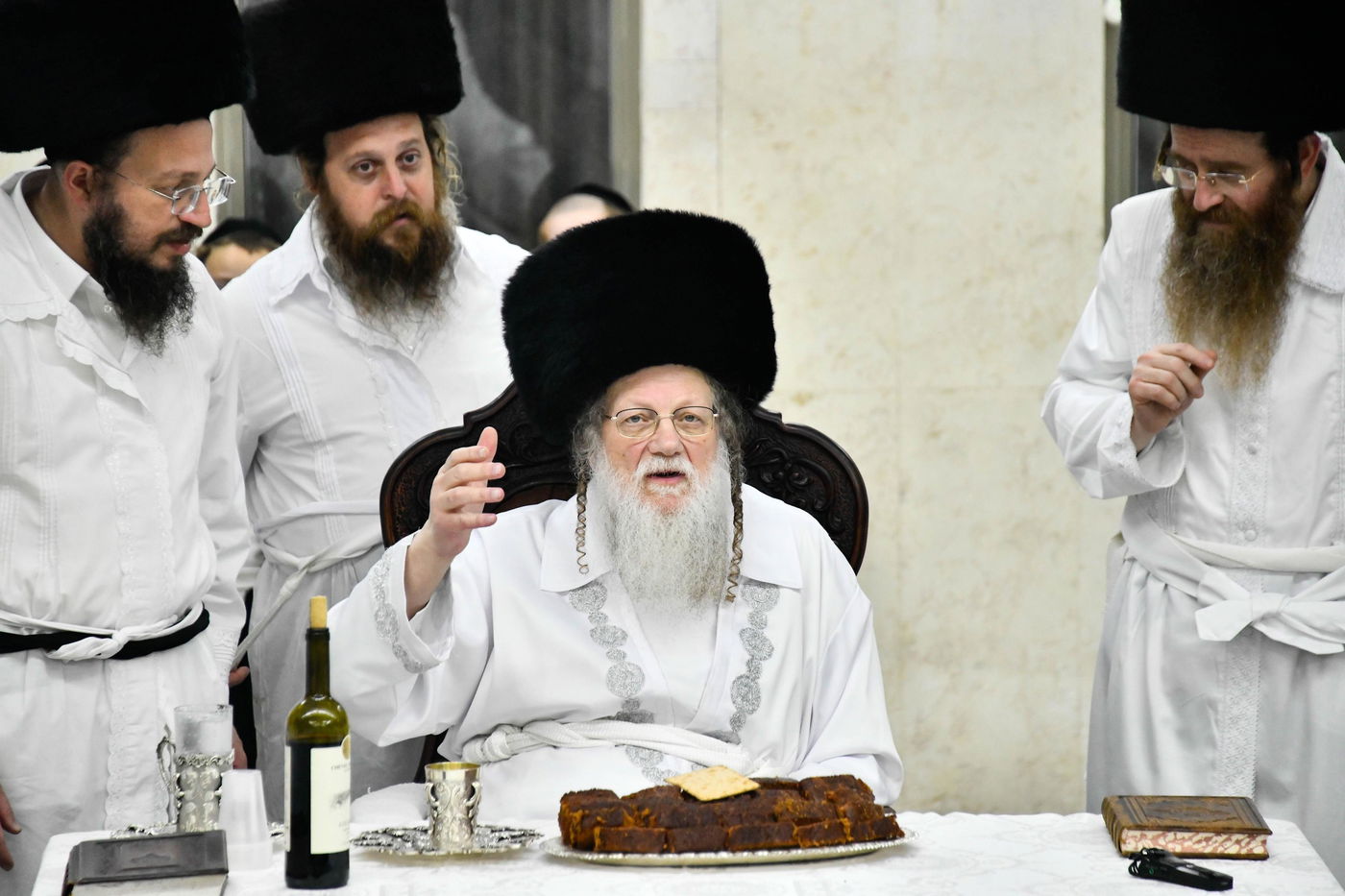 מוצאי יום כיפור בחצה"ק מודז'יץ