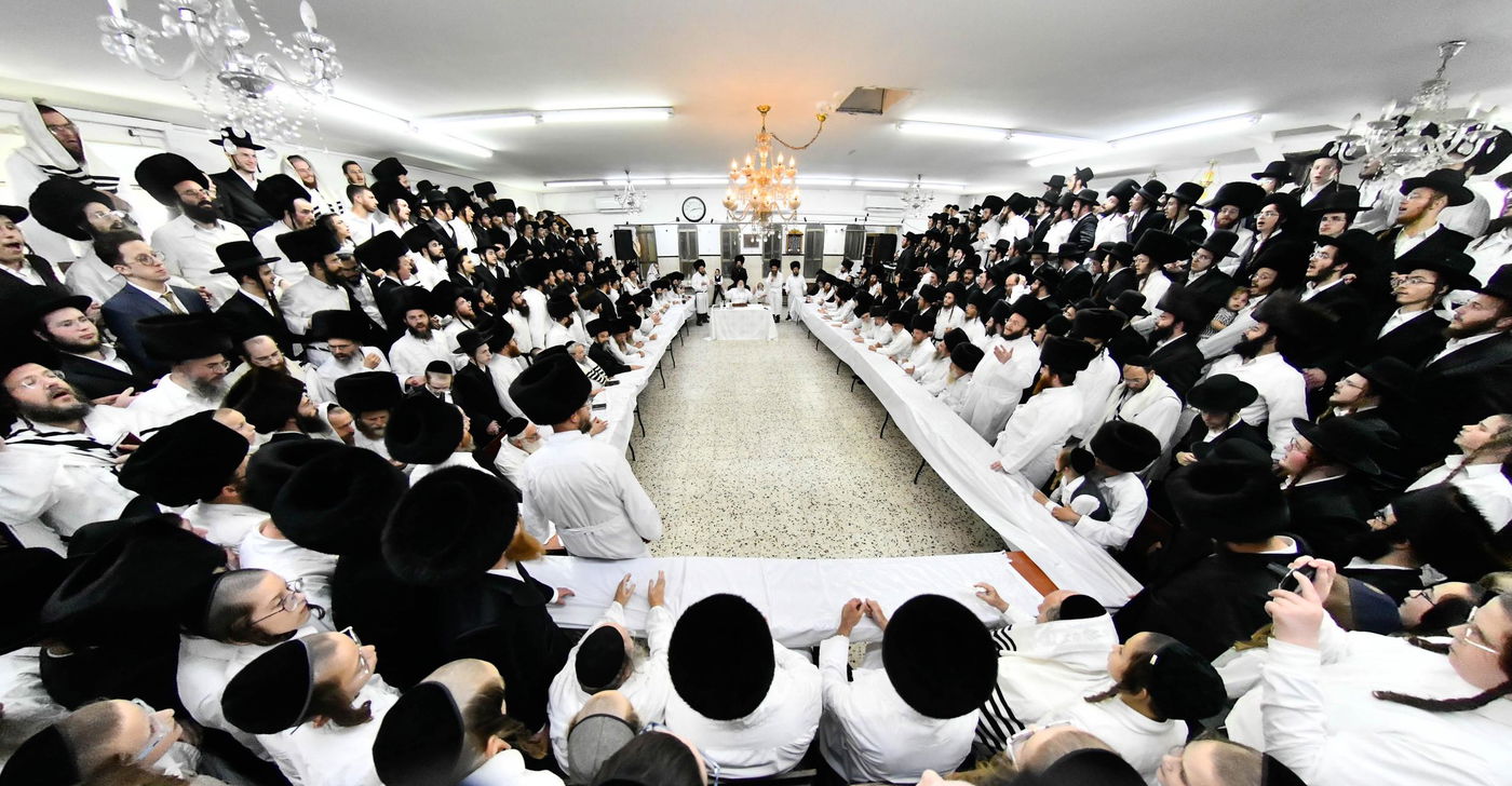 מוצאי יום כיפור בחצה"ק מודז'יץ