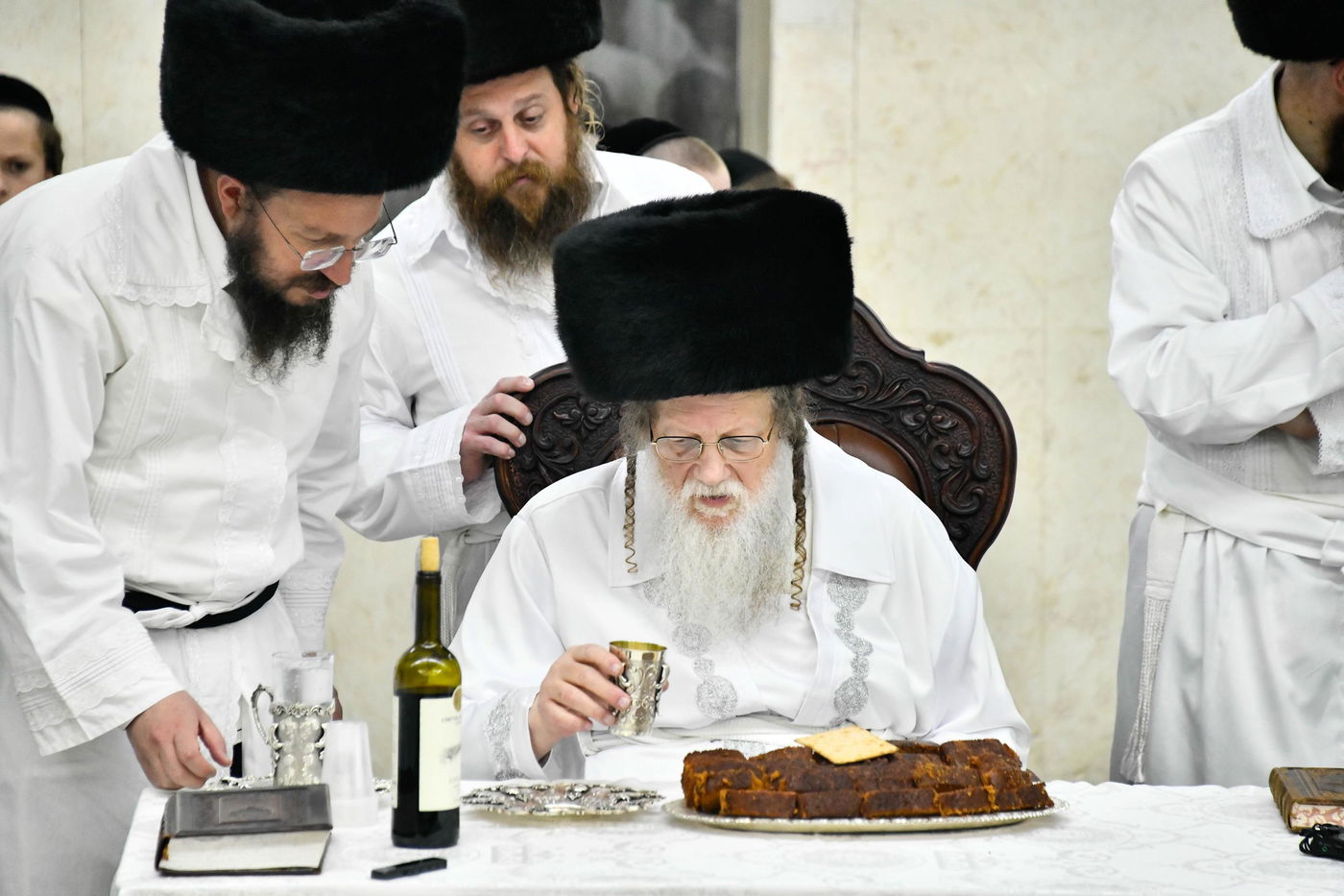 מוצאי יום כיפור בחצה"ק מודז'יץ