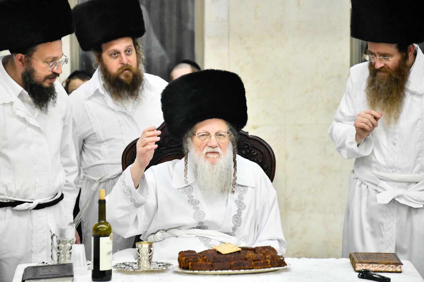 מוצאי יום כיפור בחצה"ק מודז'יץ