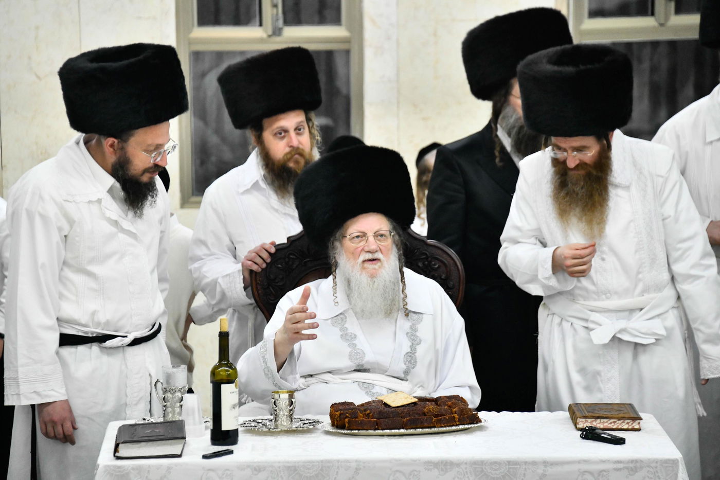 מוצאי יום כיפור בחצה"ק מודז'יץ