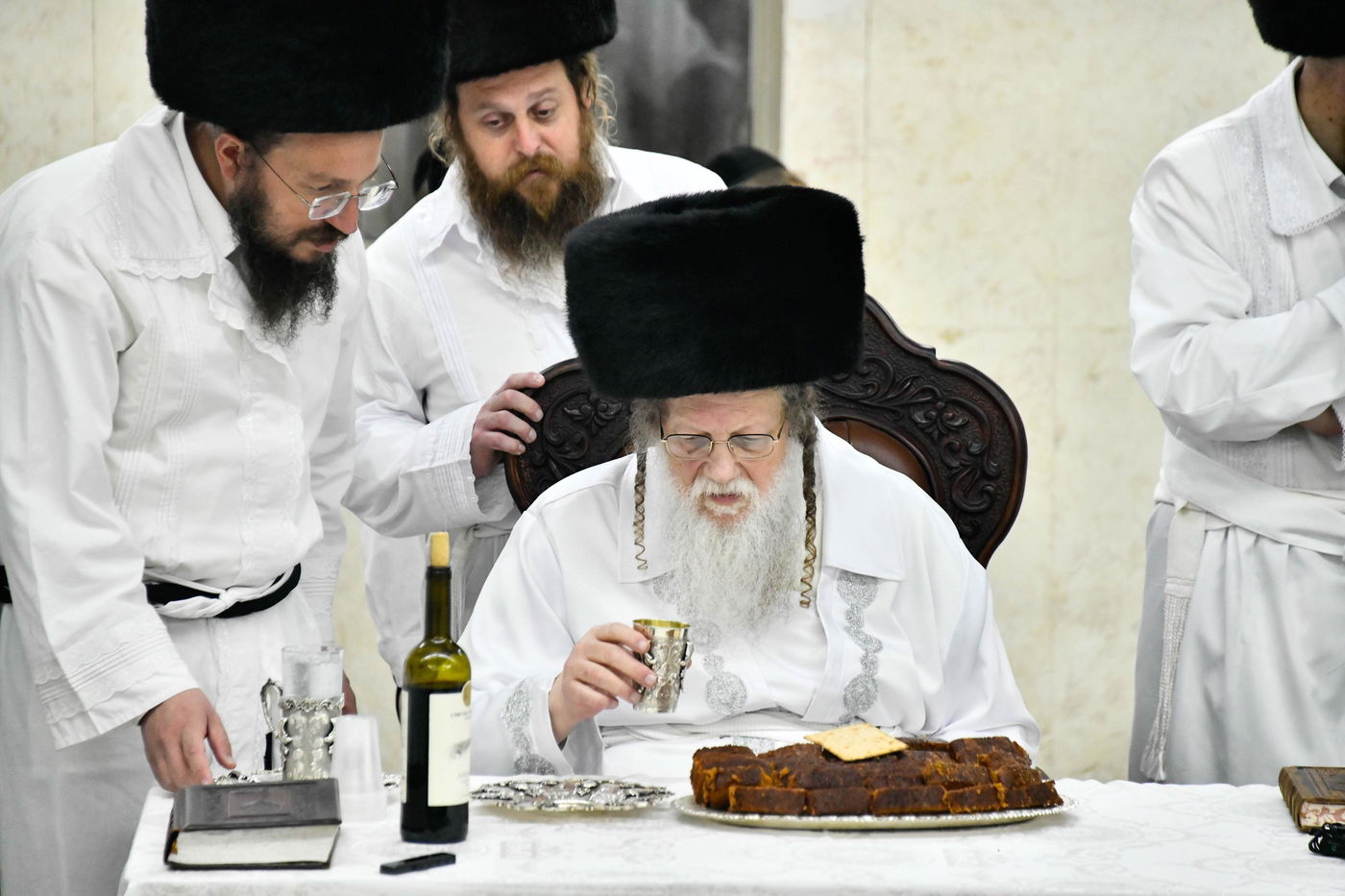 מוצאי יום כיפור בחצה"ק מודז'יץ